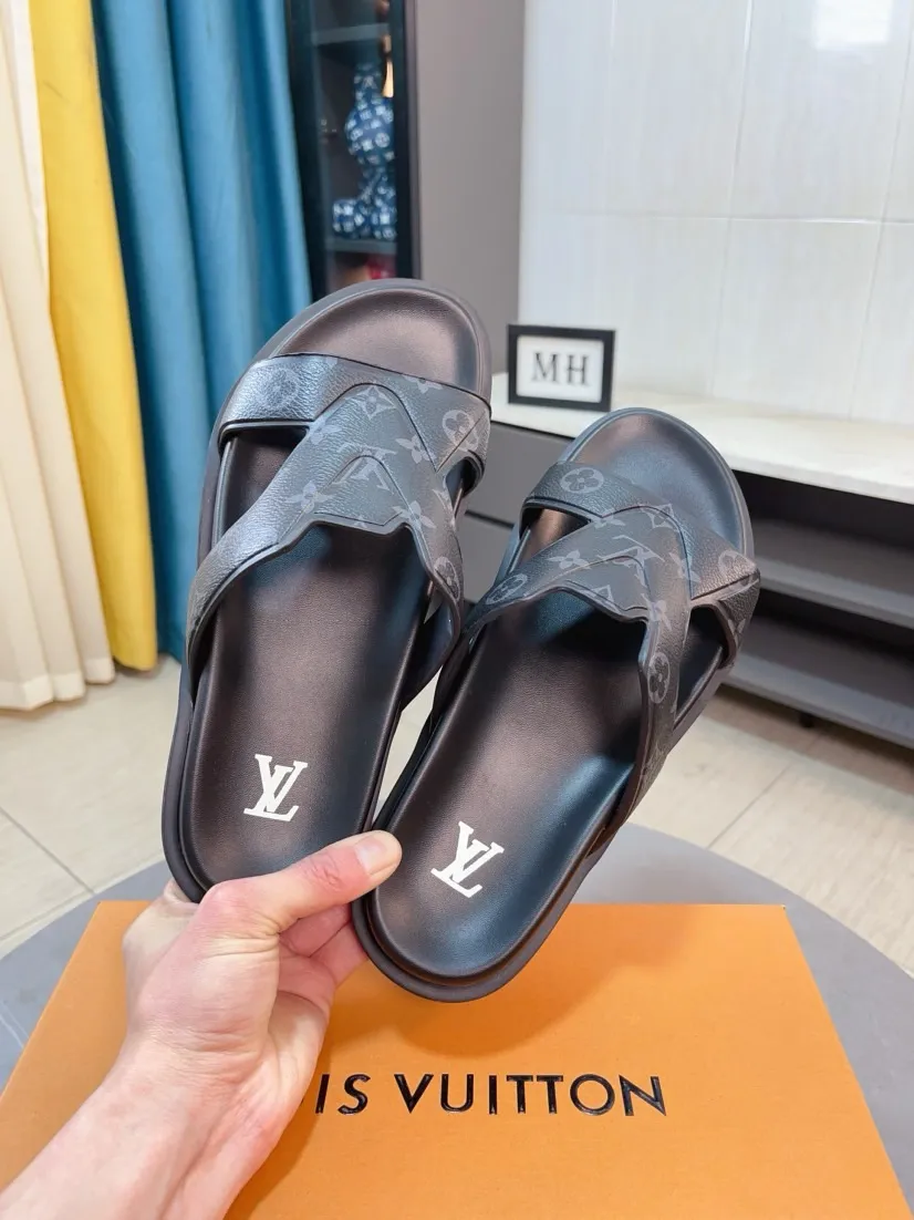 Men's shoes 💰360🌹🌹 (lv-Louis Vuitton) new men's sandals, high-end boutique, exquisite embossed logo decoration on the upper, fine workmanship, super soft soles, casual, loose and comfortable, a must-have in summer! \nsize：38-44